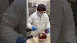 Фасуем красную икру в цеху