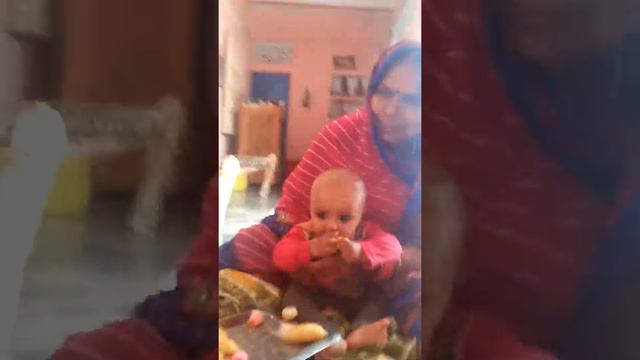 आकर्ष यादव गुझिया खा रहे हैं अपने अम्मा की गोंद मे बैठ कर смотреть онлайн