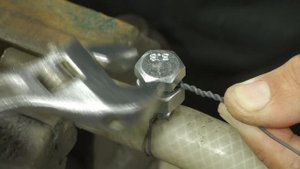 Универсальный хомут из болта и гайки