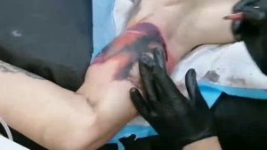 Тату глаз. Процесс нанесения цветного тату на внутреннюю сторону руки.mp4