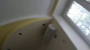 дыры между стеной и полом и их закрытие доступным способом