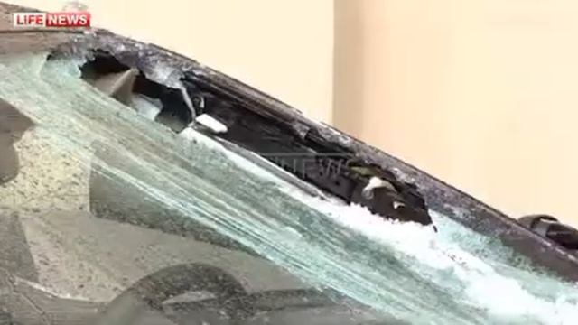 Глыба льда разбила дорогую машину в центре Москвы смотреть онлайн
