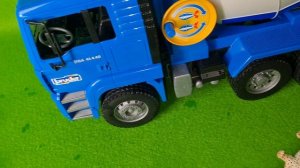 Игрушка Машинка Бетономешалка БРУДЕР и зверюшки SCHLEICH / детский канал игрушек