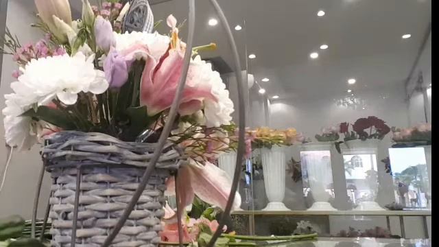 HOW TO ARRANGE A BASKET OF FRESH FLOWERS PURPLE COLOR AND WHITE смотреть онлайн