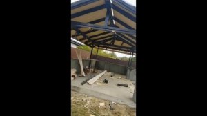 Беседка г образная при смешанном строительстве дерева и металла