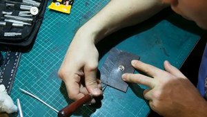 Маленький кошелек своими руками из кожи растительного дубления Покраска кожи морилкой