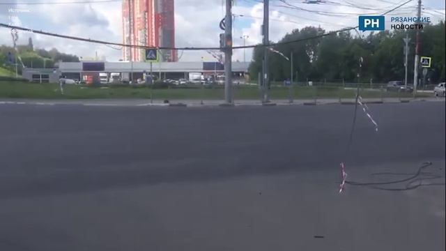 Рязанцы засняли провода, которые лежат на проезжей части
