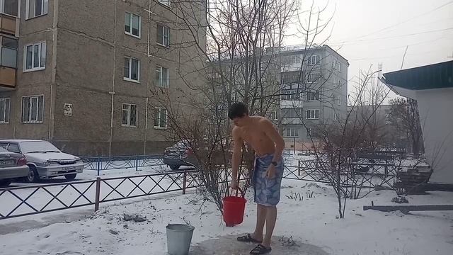 31.12.20 ОБЛИВАНИЕ ХОЛОДНОЙ ВОДОЙ. ЗАКАЛИВАНИЕ. -20С