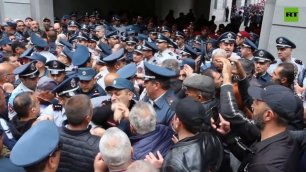 Protesters besiege Armenian Foreign Ministry building