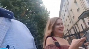 помогаю девушке найти бар | пьяная девушка идет из клуба