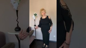 Вечер тихой песнею над  рекой плывет