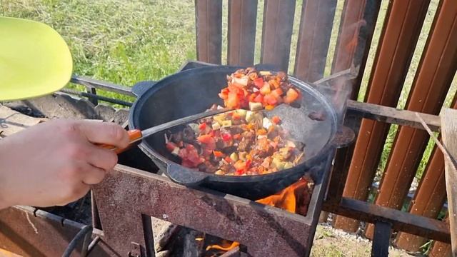 ЛАГМАН ИЗ ЛОСЯТИНЫ В КАЗАНЕ НА КОСТРЕ