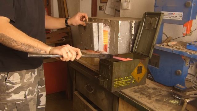 A KNIFE MADE OF OLD BEARING [Trollsky Knifemaking] смотреть онлайн