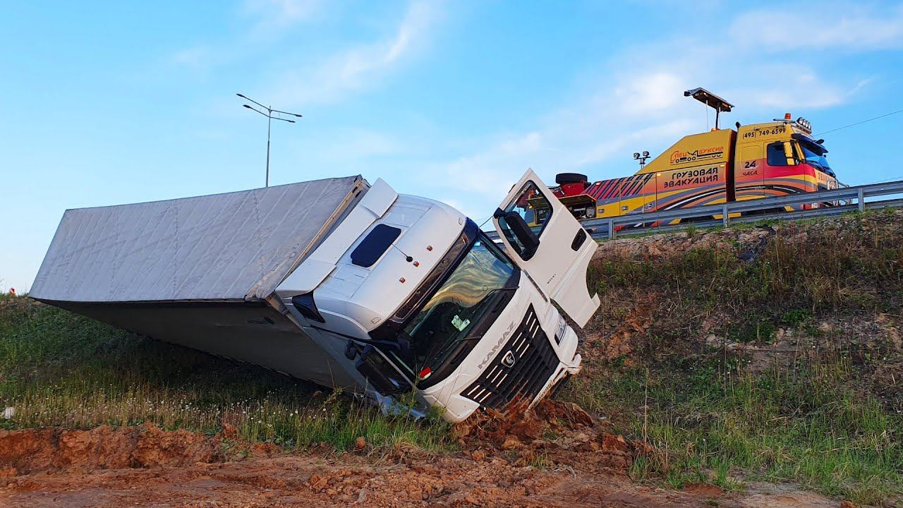 На грани опрокидывания. Спасение Камаза на ЦКАД. смотреть онлайн