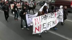 В Париже школьники и студенты вышли на улицы, выра...ст против обоих кандидатов в президенты Франции