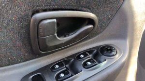 Как снять дверную обшивку на автомобиле Hyundai Accent