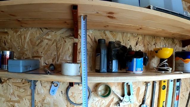 ПОЛКИ НА СТЕНУ В ГАРАЖ СВОИМИ РУКАМИ. Из профтрубы и досок