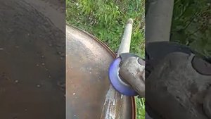 Убрать старую краску с трубы.Remove old paint from the pipe