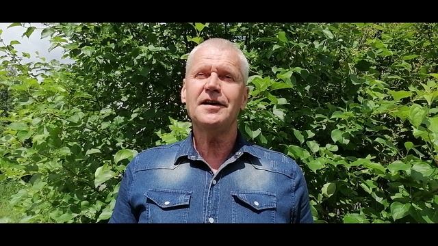 1. Андрей Бергулёв читает свои стихи.