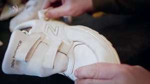 КАК ПОЧИСТИТЬ И ПОКРАСИТЬ БЕЛЫЕ КРОССОВКИ | Чем чистить верх и подошву белых кед?