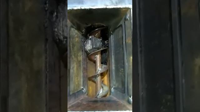 Шнековый транспортер крошит уголь.