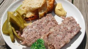 Прессованное мясо из свиной головы