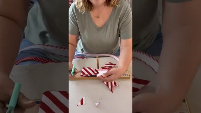 How to make a Simple Christmas Bow ? This tutorial and more are in my Christmas garland workshop!