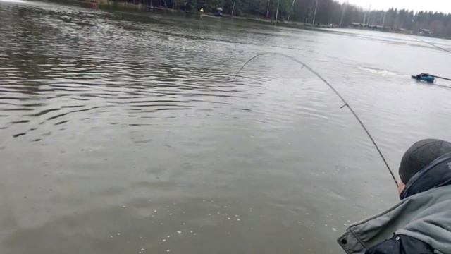 Поимка форели не песчаном берегу смотреть онлайн