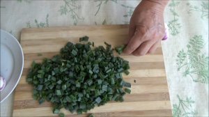 Идёт заготовка зелёного лука на ВЕСЬ ГОД.  Перья лука не выбрасываю, в них очень много ВИТАМИНОВ