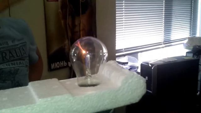 Лампа накаливания в поле катушки Тесла смотреть онлайн