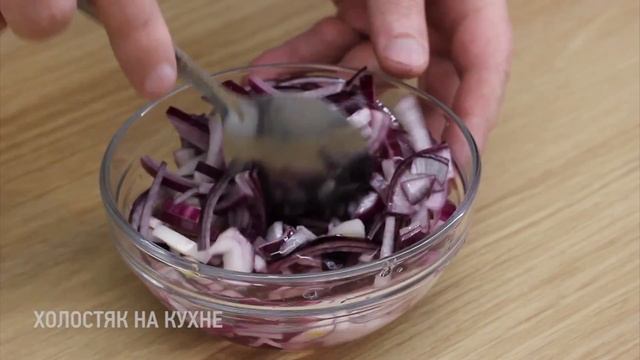 Картофельный салат-закуска с сельдью, луком и солеными огурцами. Вкусно, просто и сытно.