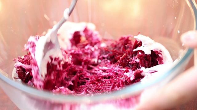 СВЕКОЛЬНЫЙ САЛАТ В КЕШЬЮ СОУСЕ С ГРЕЦКИМИ ОРЕШКАМИ! смотреть онлайн