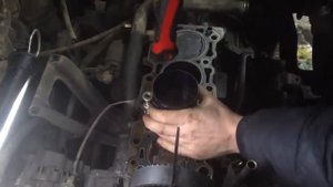 Mitsubishi Lancer 9 - установка поршня в цилиндр.