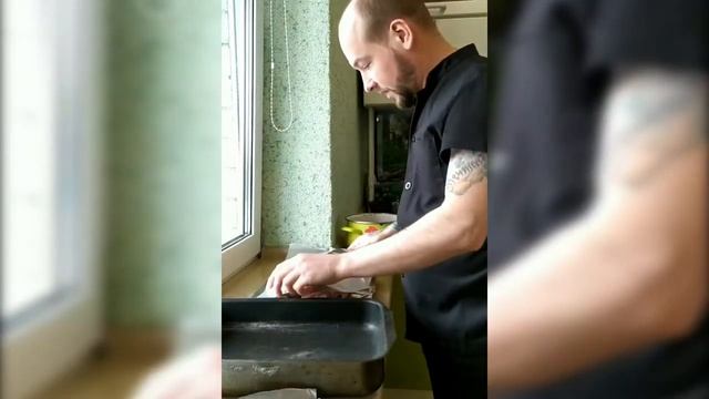 серия 12 Запеченная свиная лопатка в фольге смотреть онлайн