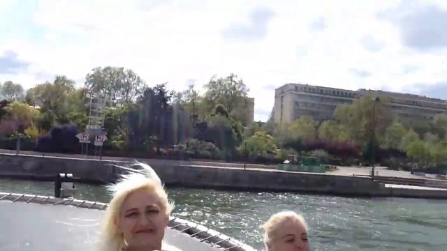 На кораблике по Сене в Париже Франция Река Сена Париж смотреть онлайн
