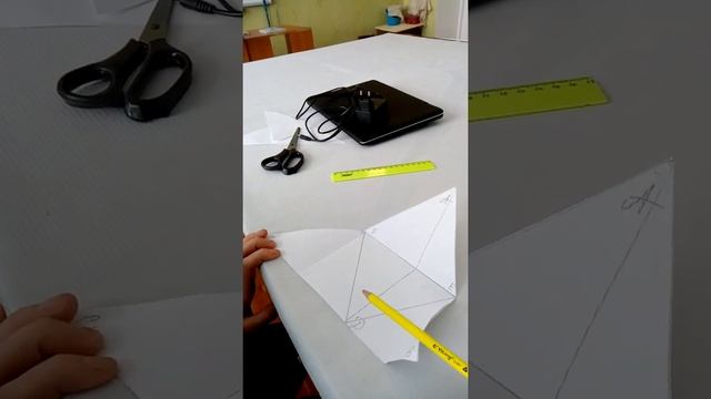 Доказательство теоремы о сумме углов треугольника используя перегибание бумаги