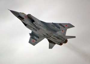 Экипажи самолетов МиГ-31 выполняют задачи воздушного патрулирования в заданном районе зоны СВО.