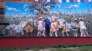 Сержантов Илья исполняет песню  "Детство – это я и ты"