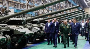 Шойгу посетил выпускающий танки омский завод