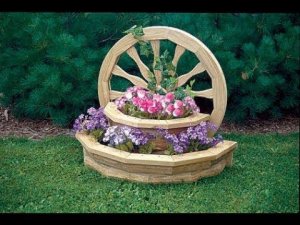 Колесо от телеги как украшение в саду