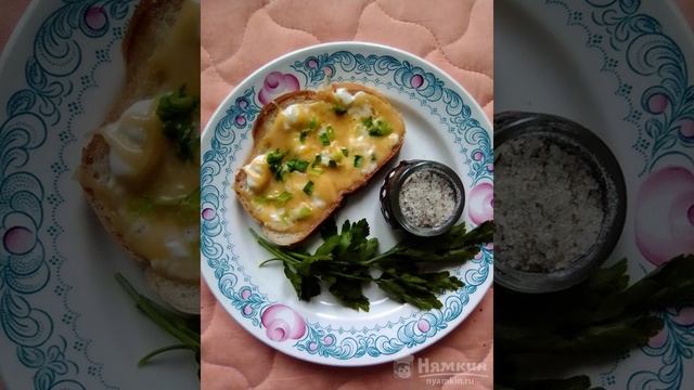 Горячий бутерброд с маасдамом и зелёным луком