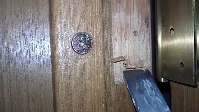 Дверь задевает об косяк? / How to fix a door that hits jamb смотреть онлайн