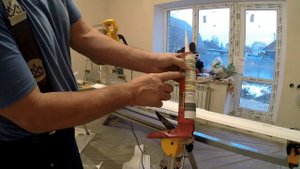 Монтаж широкого потолочного молдинга.