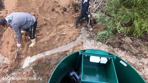 Сложный монтаж септика Евролос, заправляем водой с канавы