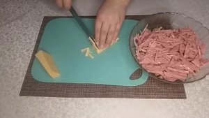 Салат " Нежный" с ветчиной и сыром. Настолько Вкусный, что сложно оторваться!