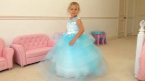 Диана и Мегги одевает похожие платья и красят волосы