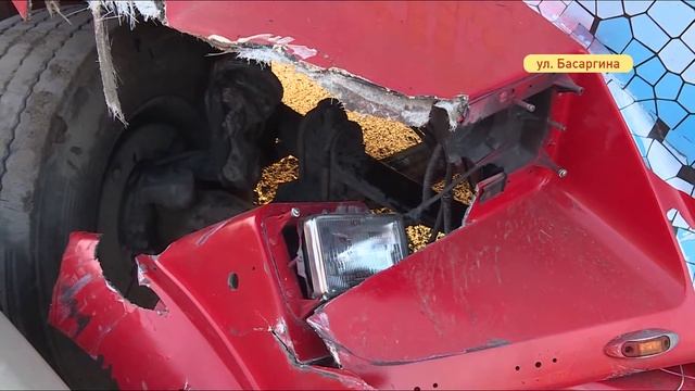 Контейнер, упав с фуры, перелетел через леера и снёс столб освещения смотреть онлайн