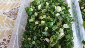 Лук зелёный заготавливаю на зиму сушу, замораживаю. Сушëный в хлеб добавляю при выпечки.