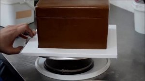 Украшение тортов | Как украсить торт в форме коробочки Louis Vuitton