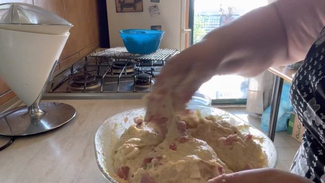 Хлеб с колбасой, сыром и копченым салом: непревзойденный BABÀ RUSTICÒ NAPOLETANO смотреть онлайн